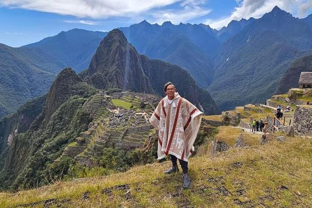 un hombre parado en la cima de una montaña