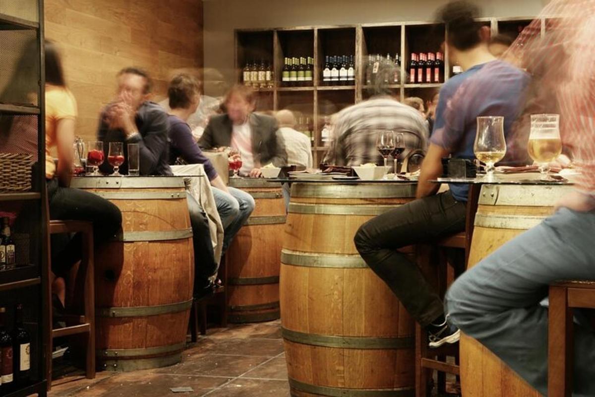 hópur fólks situr á bar