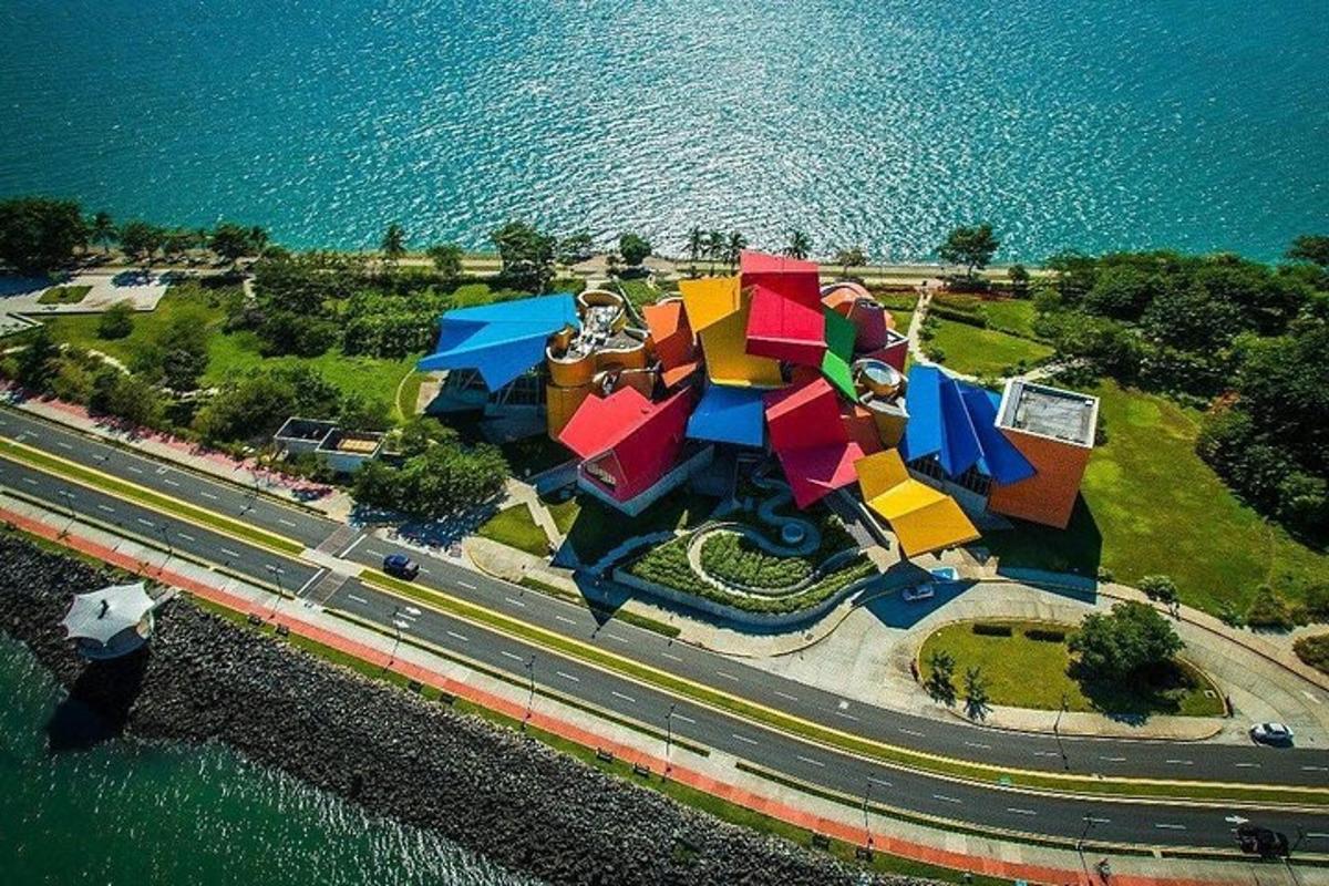 高速公路边上建筑物的鸟瞰图