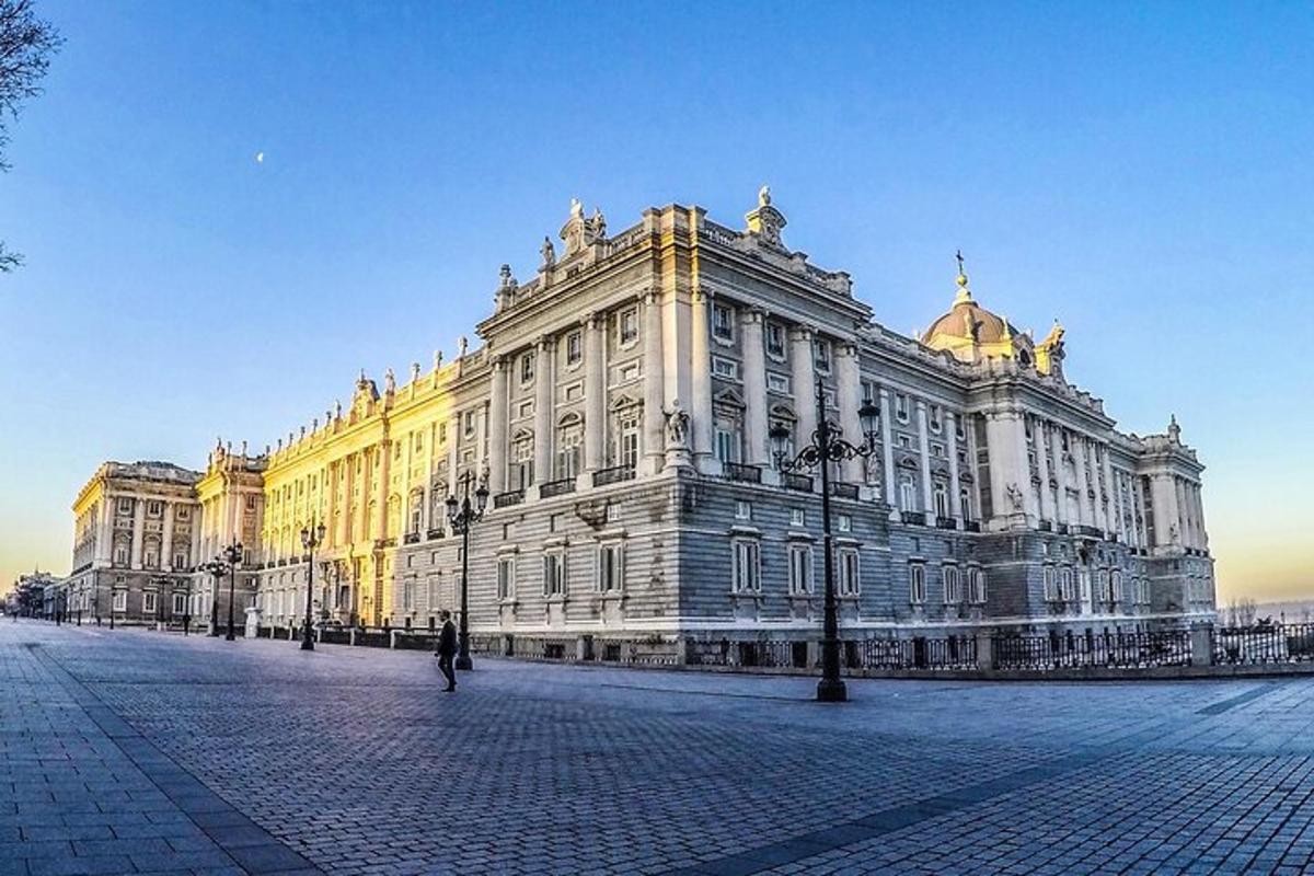 velká budova s osobou kráčející před ní