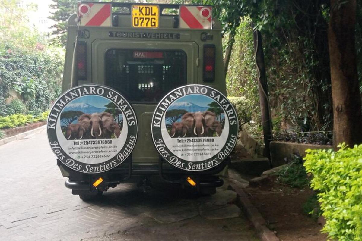 un autobús amb dos rètols a la part posterior