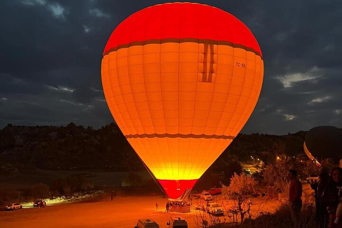 Červený a oranžový horkovzdušný balón na obloze