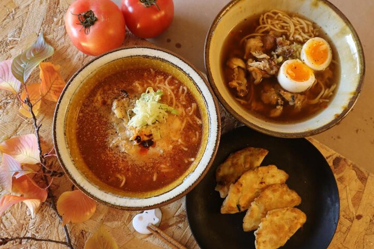 ein Tisch mit zwei Schüsseln Suppe und einem Teller mit Essen