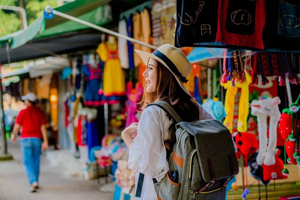 Una mujer con una mochila parada frente a un mercado