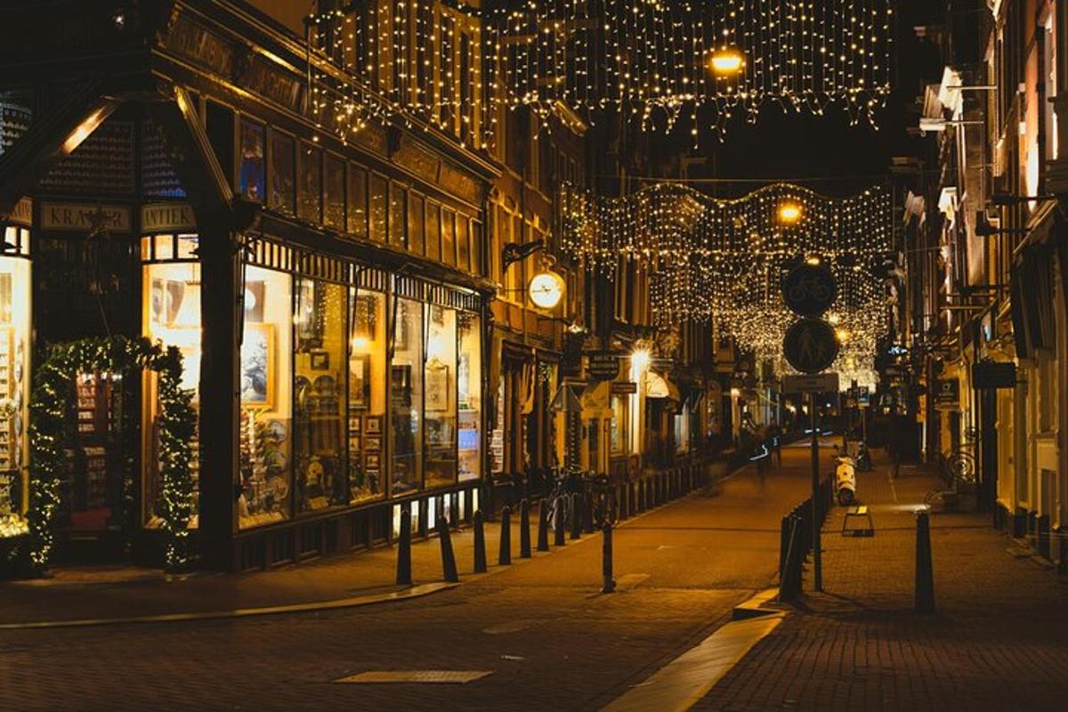 una strada cittadina di notte con le luci di Natale