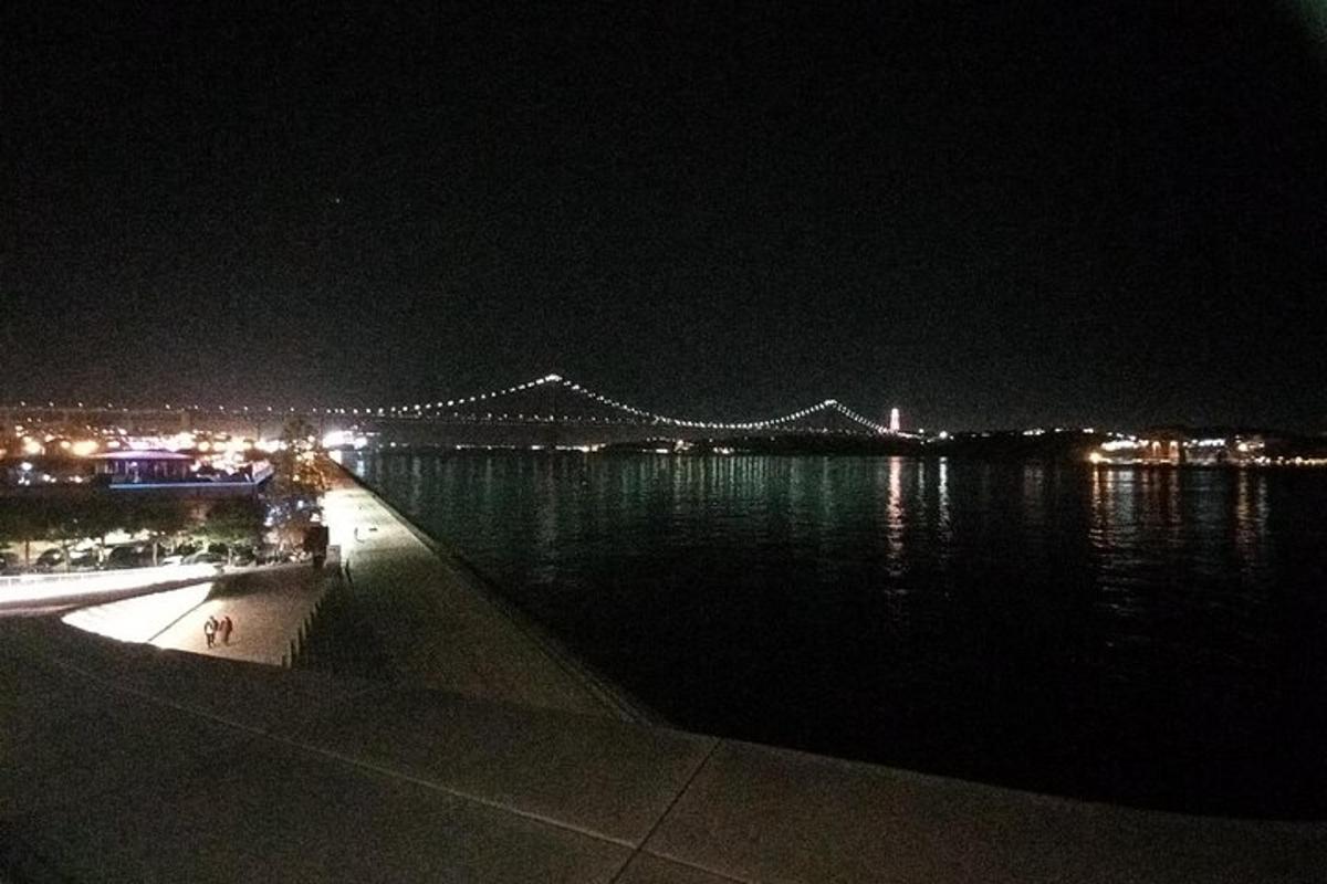 夜晚的桥与水的景色