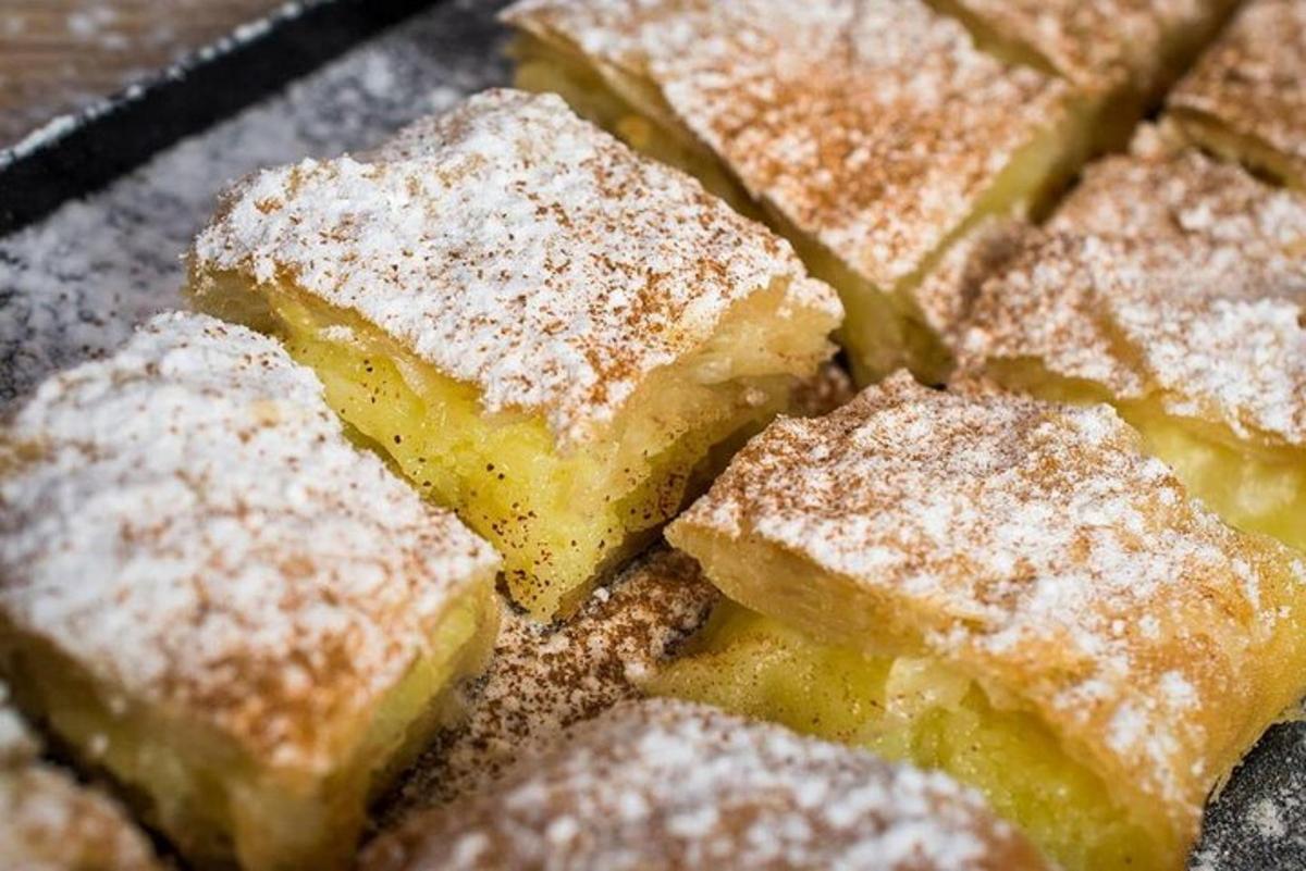 krūva maisto produktų su cukraus pudra