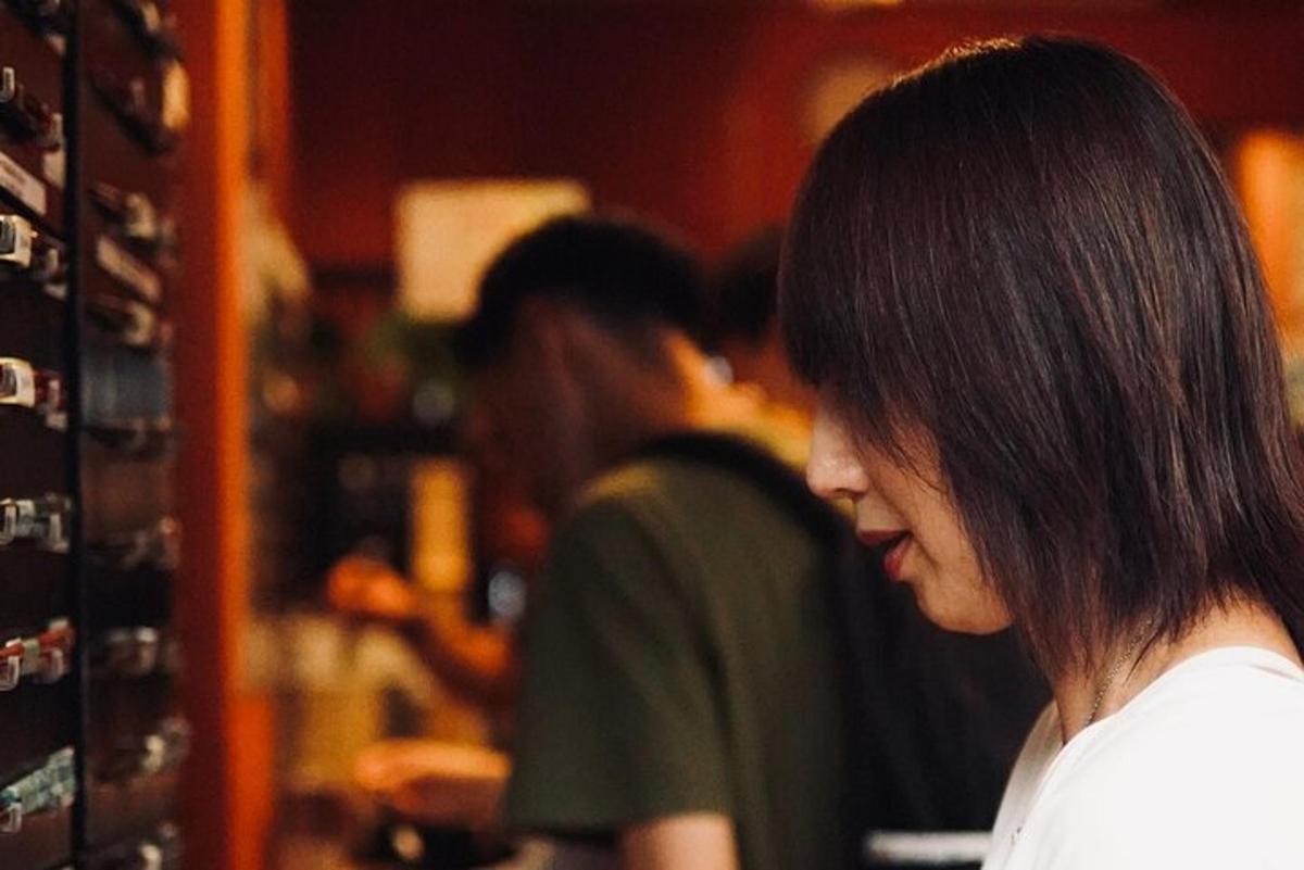 seorang wanita berdiri di kedai melihat sesuatu