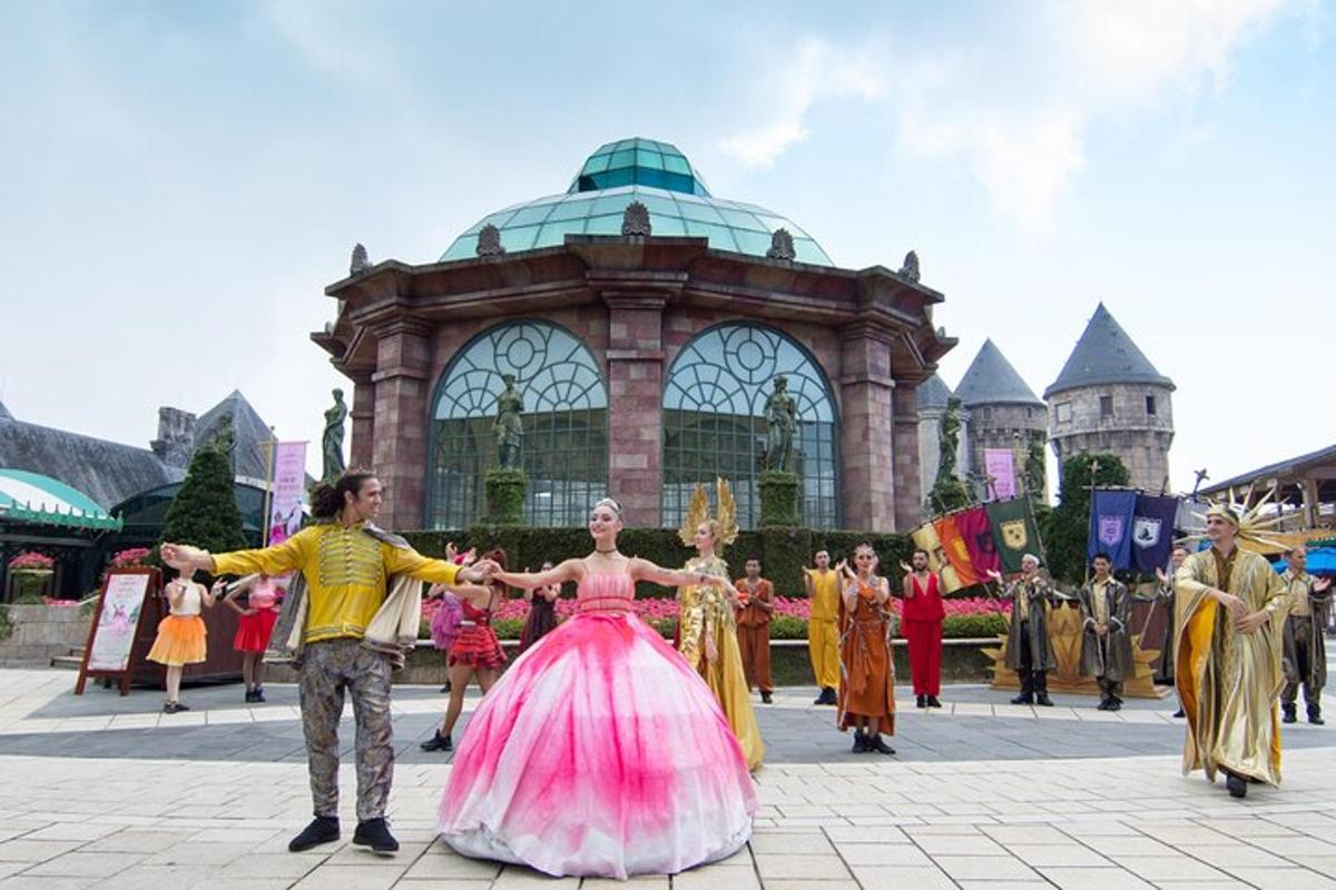 un grup de oameni care dansează în fața unei clădiri