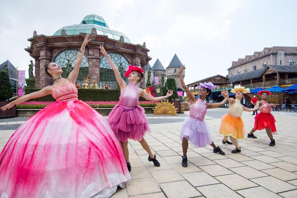 un grup de fete îmbrăcate în rochii care dansează în fața unei clădiri