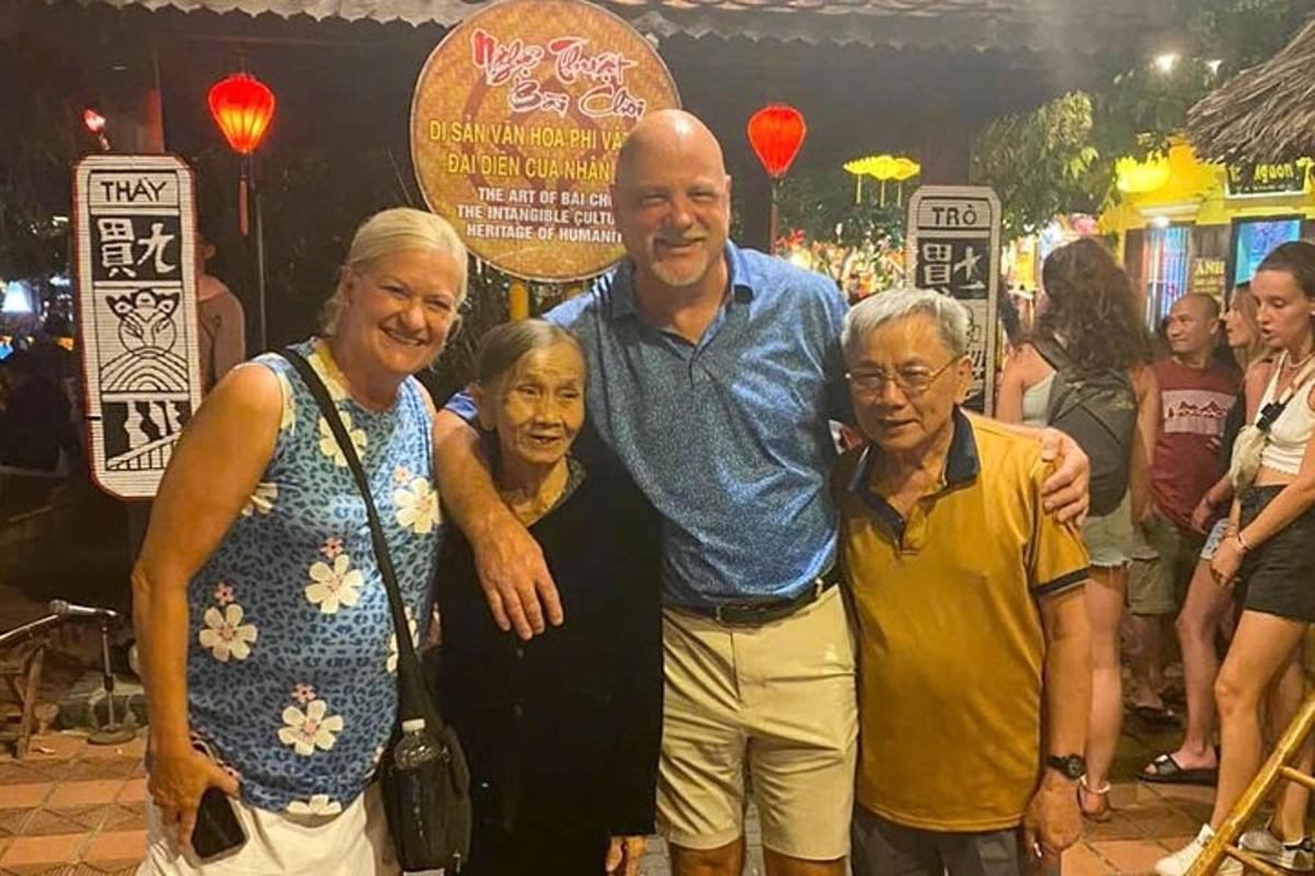 一群人摆姿势拍照