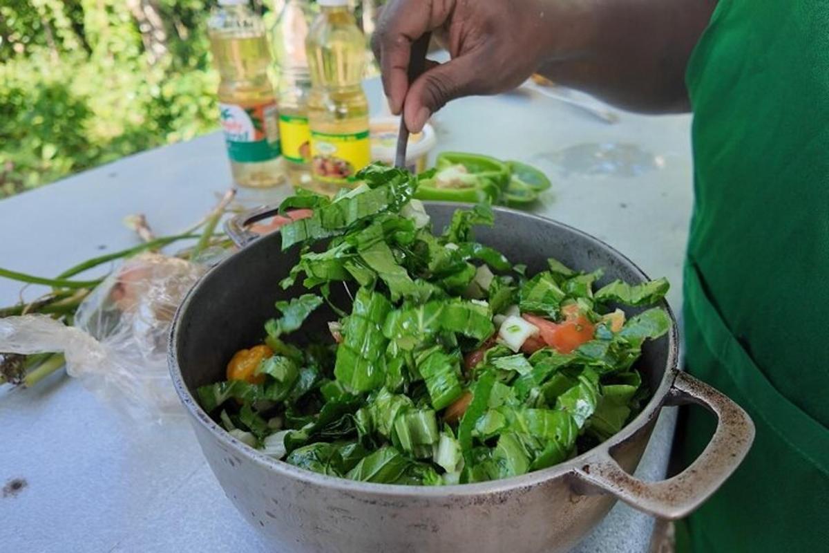 Ένα άτομο ετοιμάζει μια σαλάτα σε μια κατσαρόλα