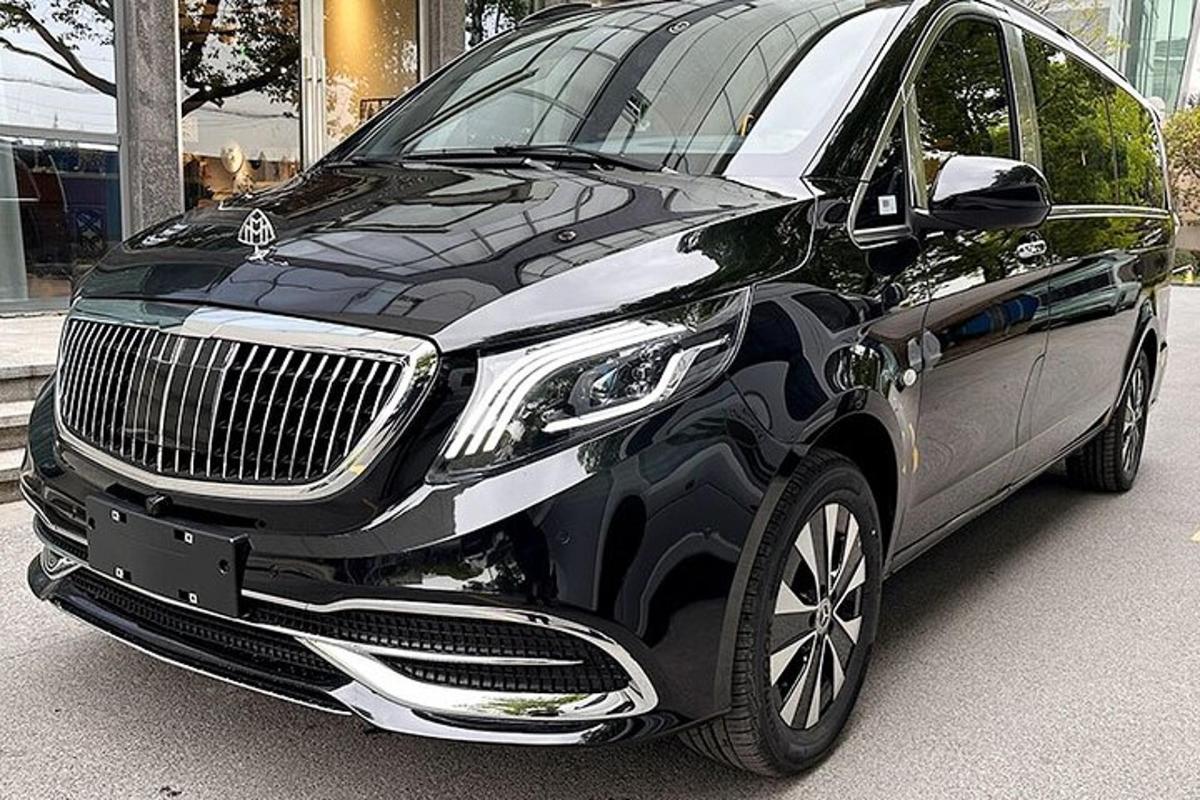 sebuah kereta hitam diletakkan di jalan