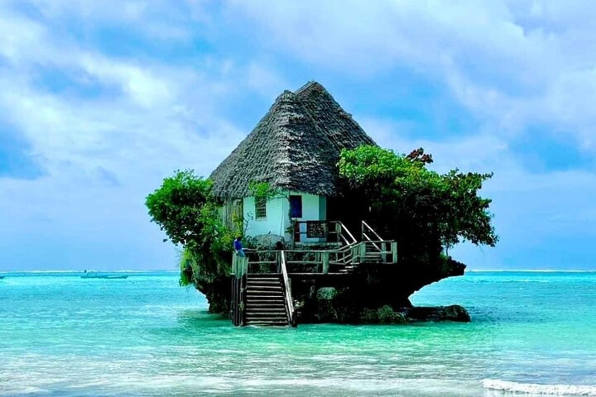 sebuah rumah di sebuah pulau kecil di lautan