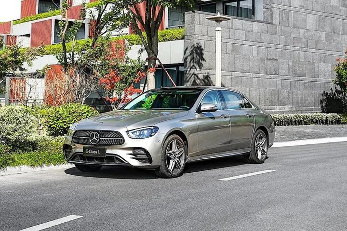 um carro prateado está estacionado em uma rua