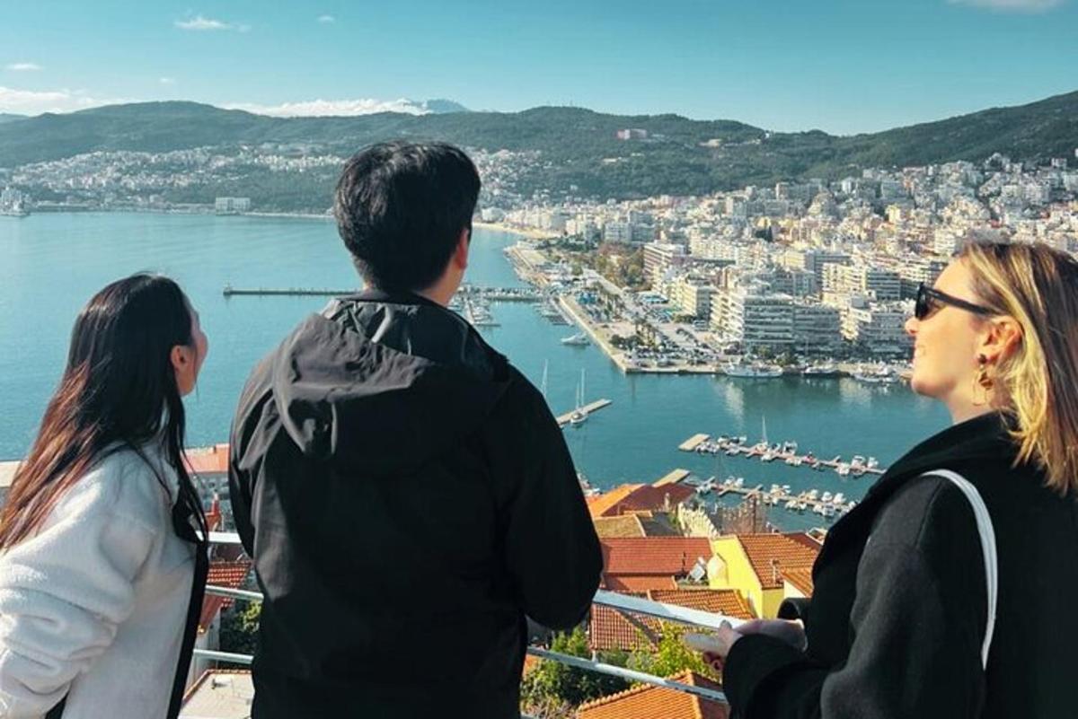 도시를 바라보는 세 사람의 그룹