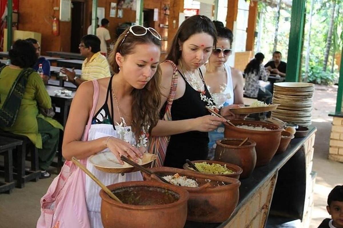 grupp naisi köögis toitu valmistamas