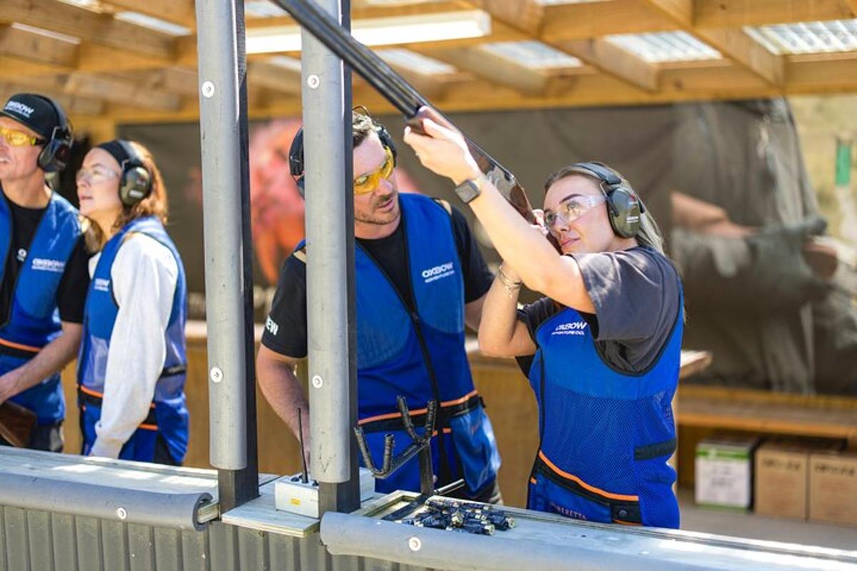 hópur fólks stendur í herbergi með heyrnartól