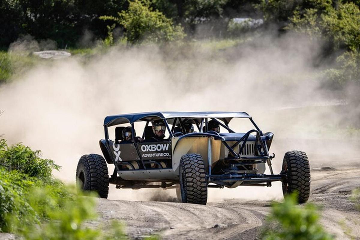 una jeep fuoristrada che guida su una strada sterrata