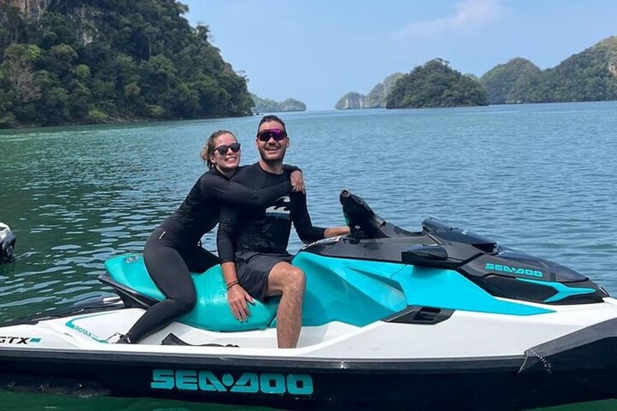 ein Mann und eine Frau sitzen auf einem Jetski auf dem Wasser