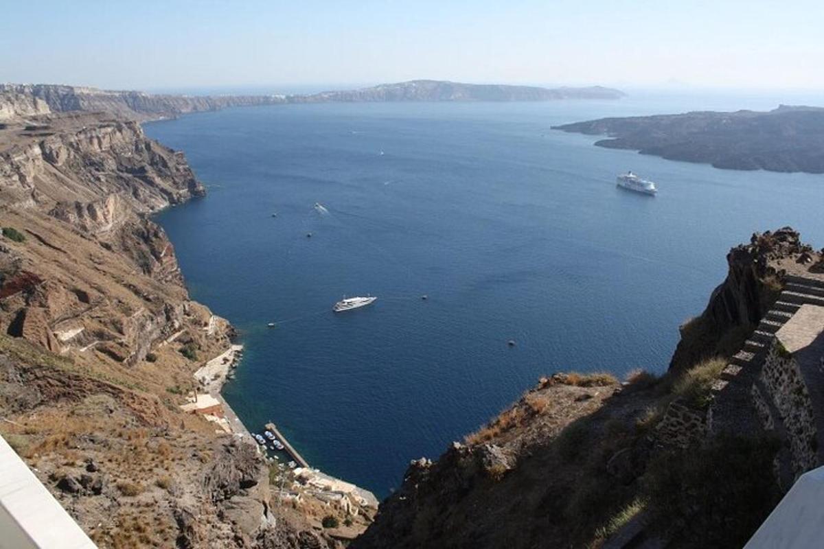 гледка към голям воден басейн на скала