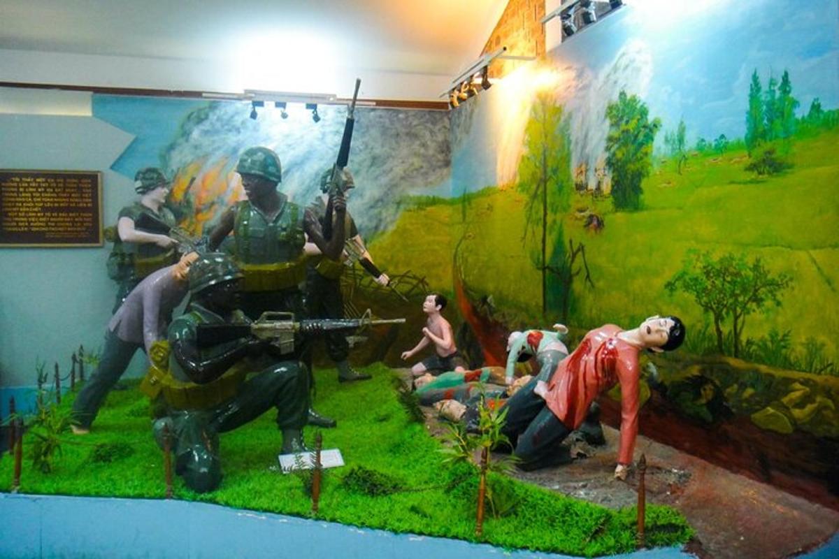 o pictură murală pe un perete cu un tablou al unui soldat