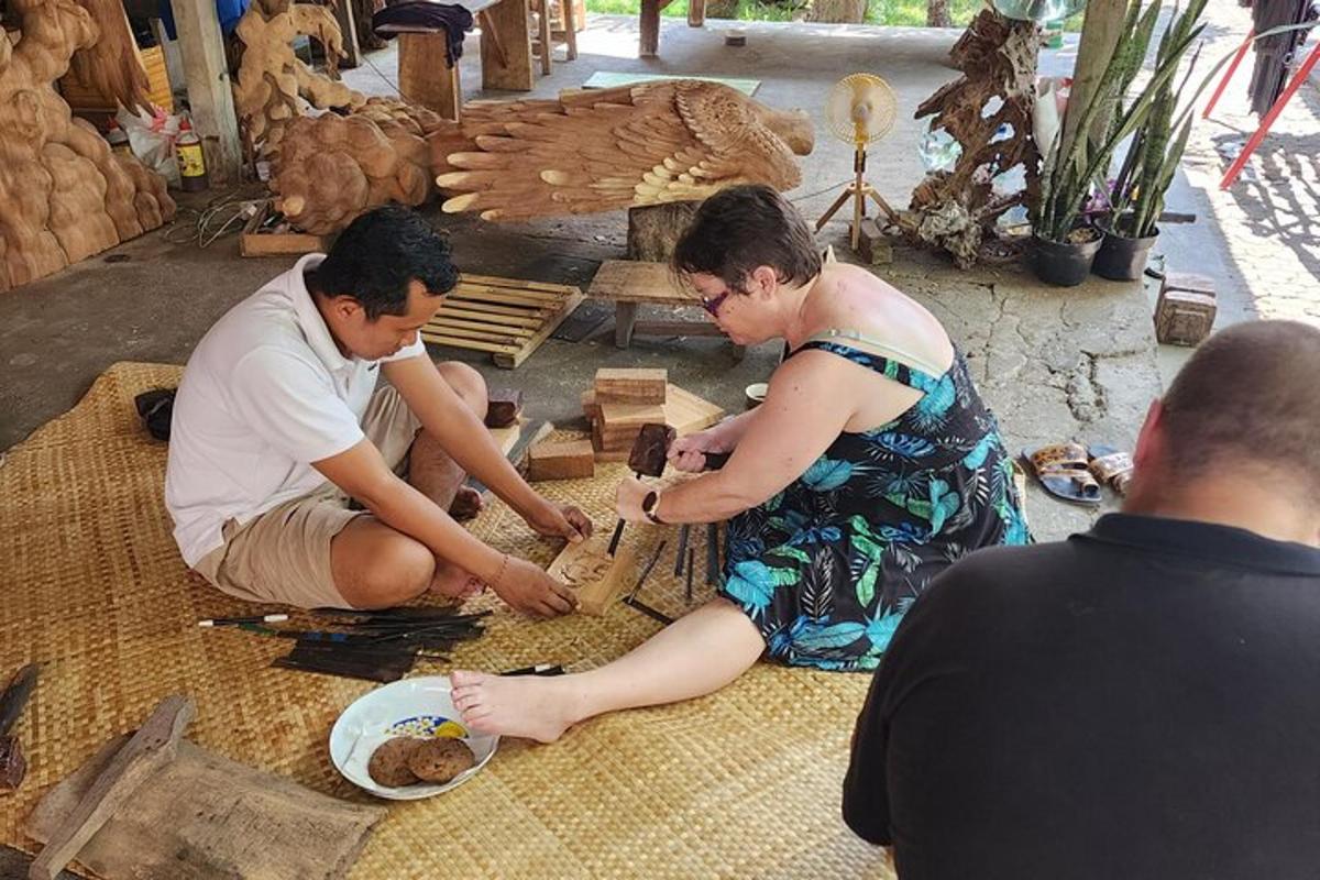 một người đàn ông và một người phụ nữ đang ngồi trên sàn chơi với gỗ