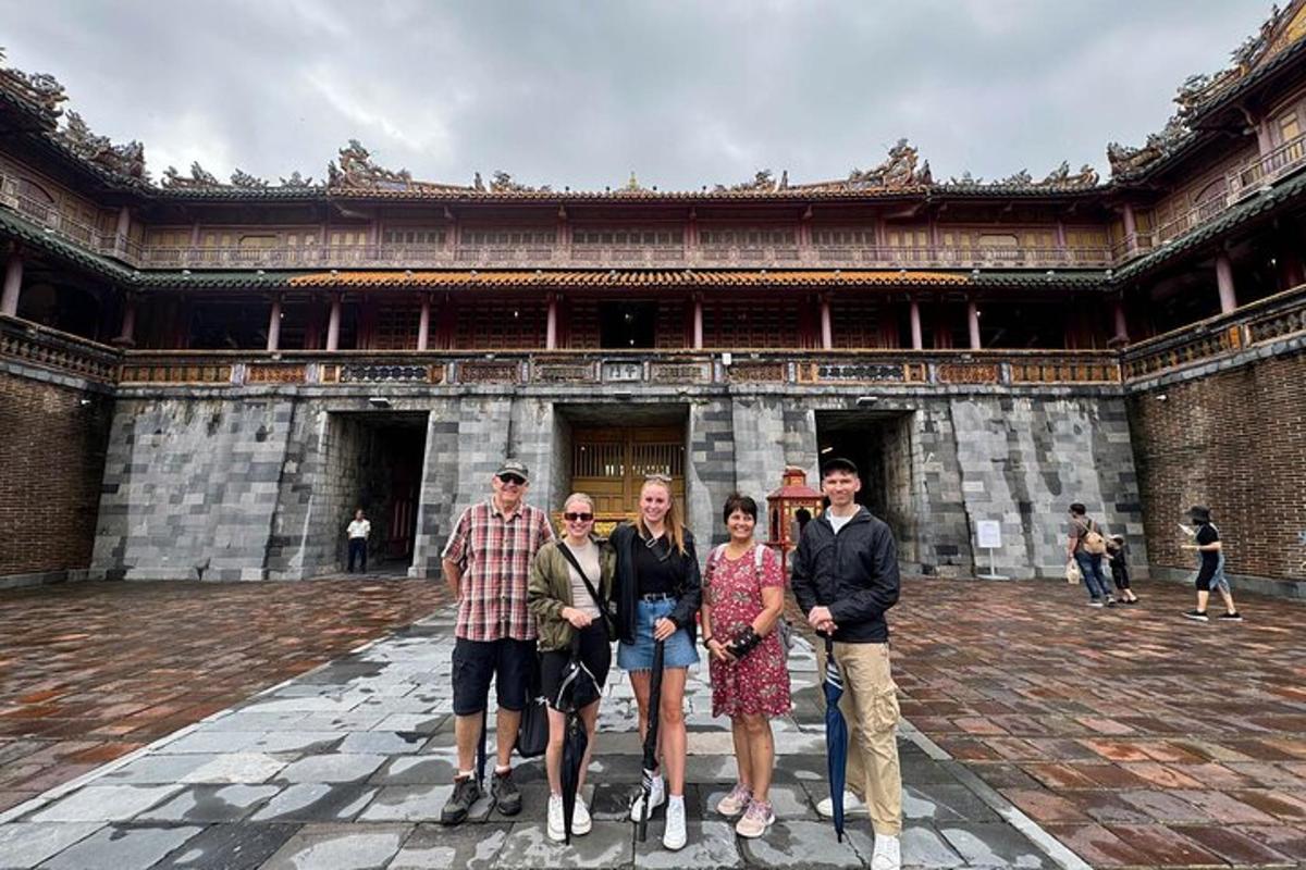 一群人站在一栋建筑物前
