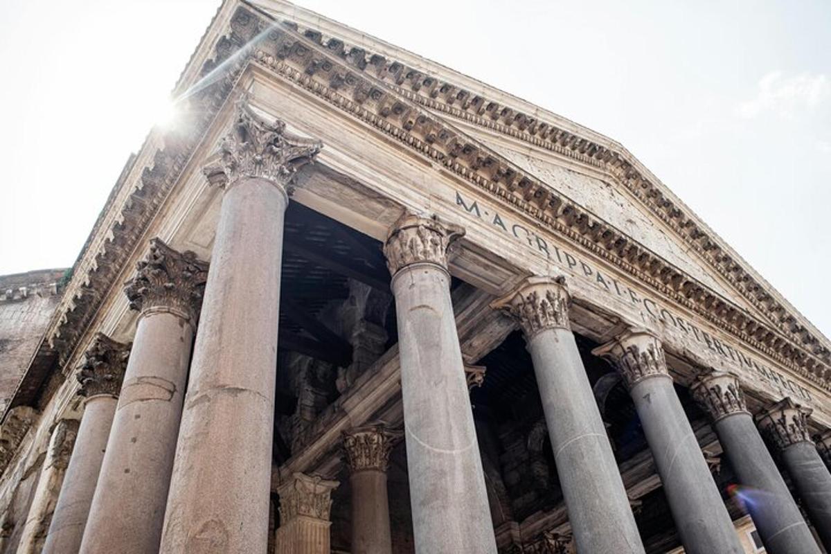 un edifici alt amb columnes al davant