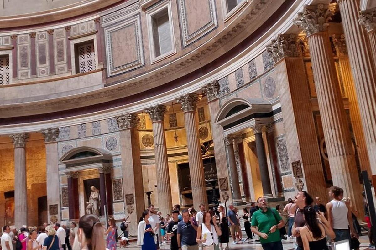 una multitud de persones caminant al voltant d'un edifici