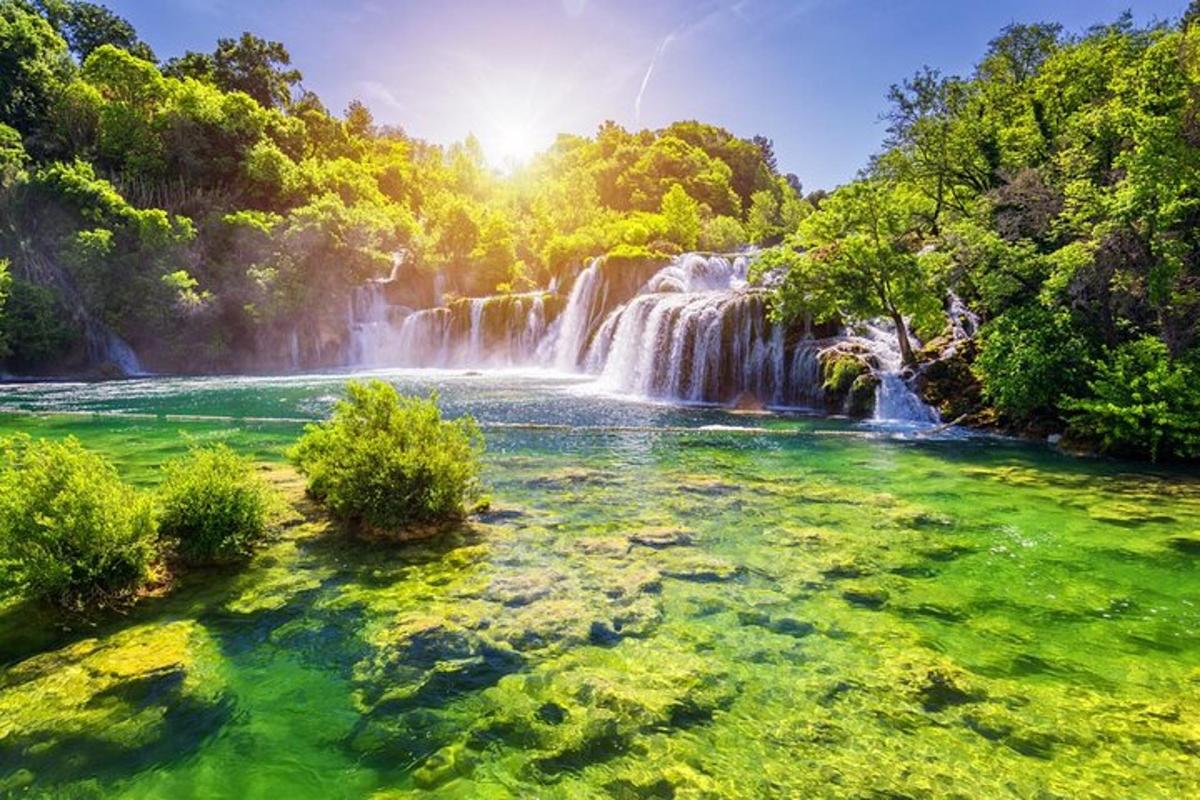 air terjun di tengah padang hijau