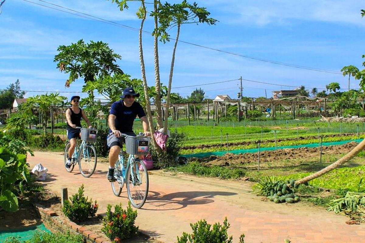 due persone in bicicletta lungo una strada sterrata