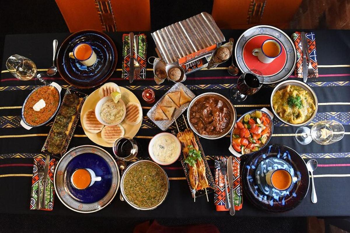 uma mesa com vários pratos de comida