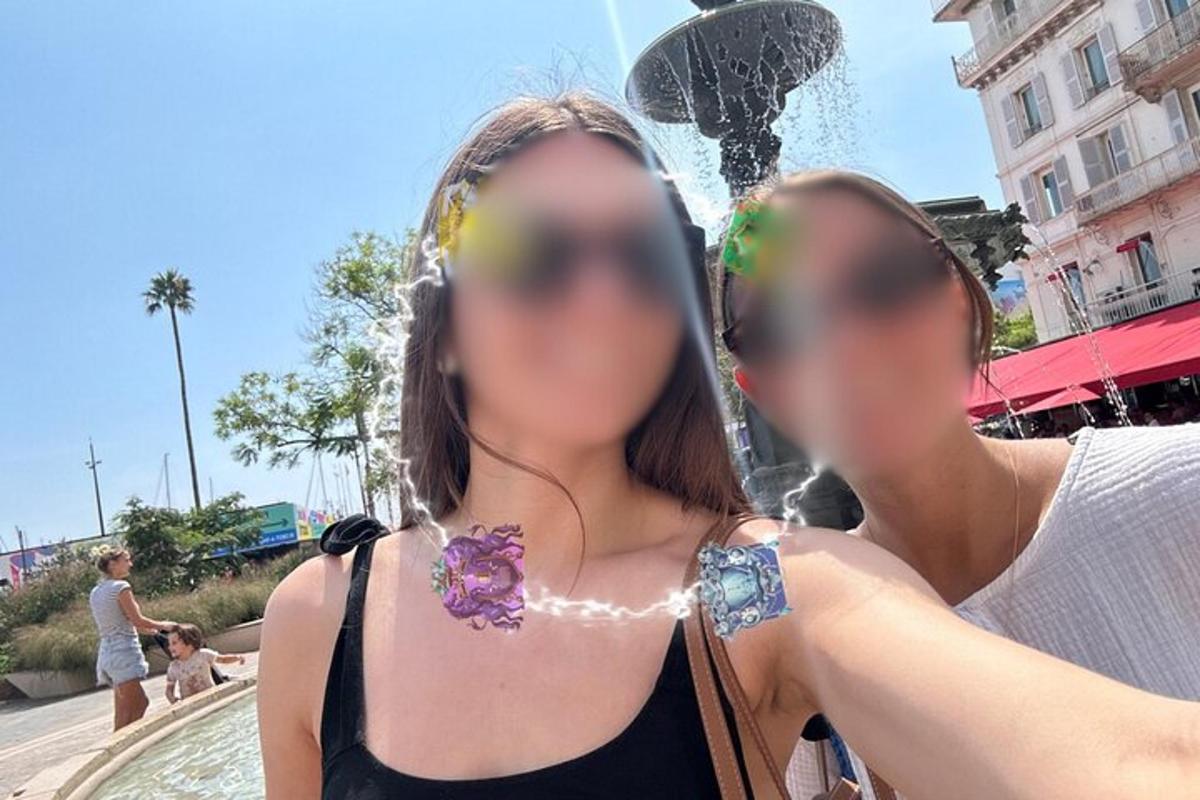 dalawang babaeng nakatayo sa harap ng isang fountain