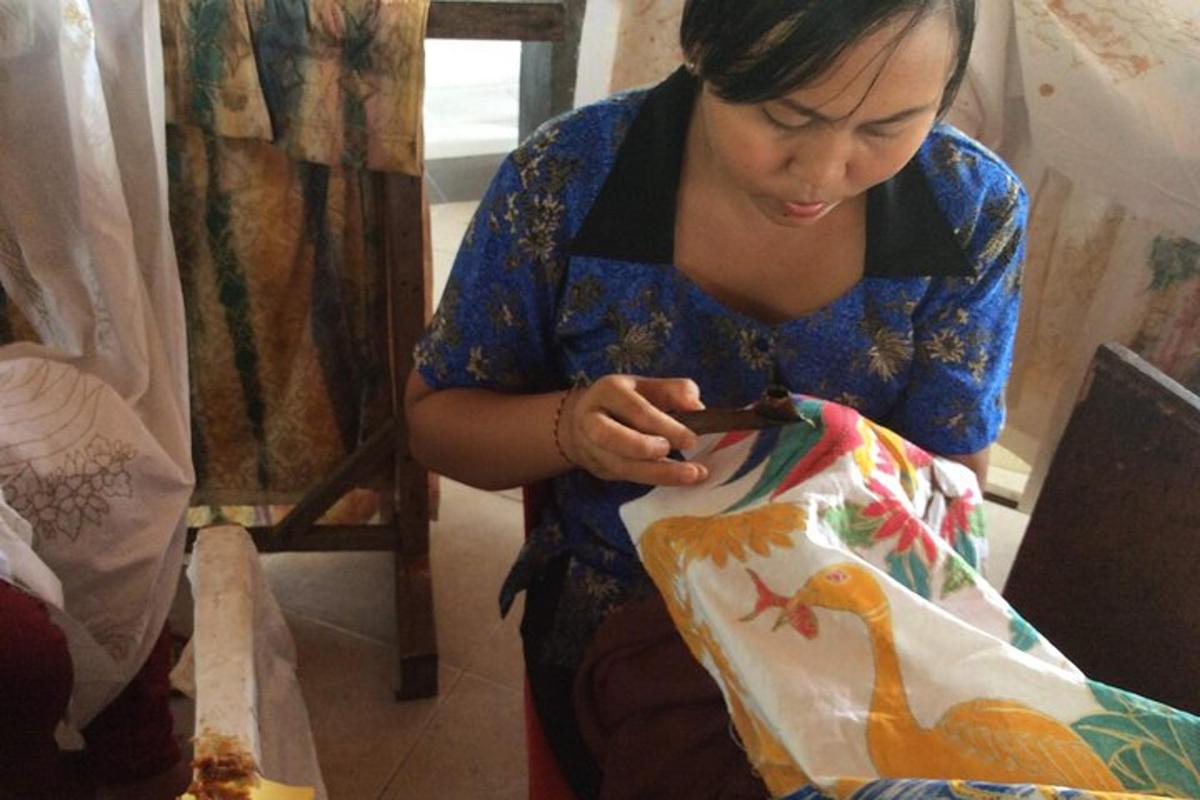 seorang wanita sedang melihat telefon bimbitnya