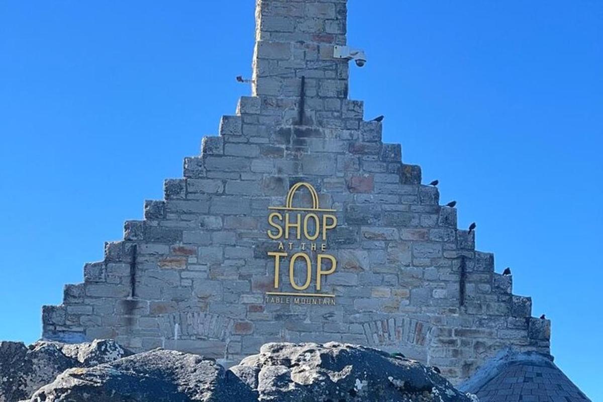 isang palatandaan na nagsasabing tindahan sa tuktok sa isang stone tower