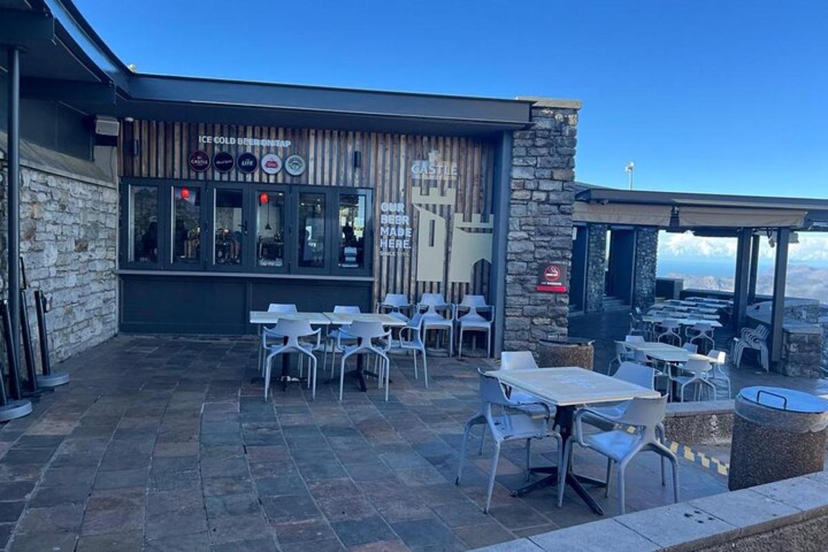 un ristorante con tavoli e sedie su un patio