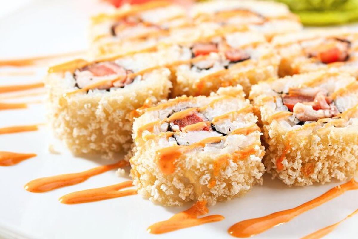 un primo piano di un piatto di cibo con sushi