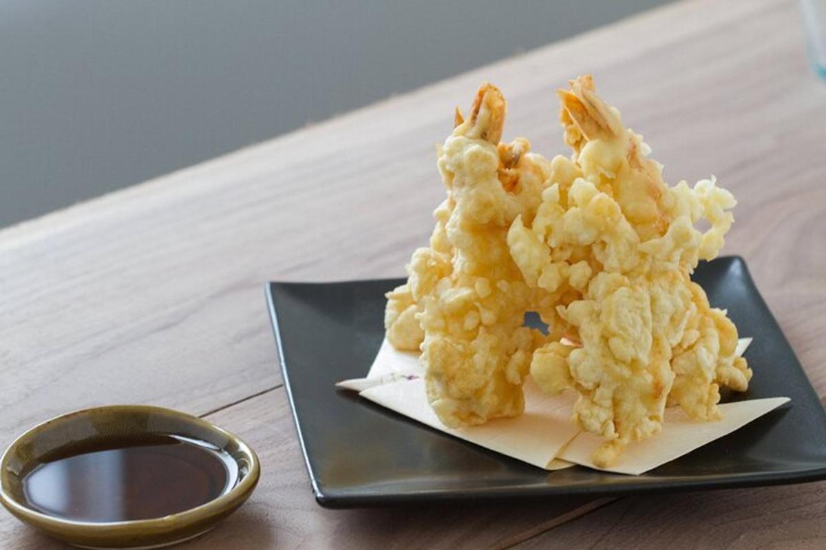 un piatto di cibo con popcorn su un tavolo