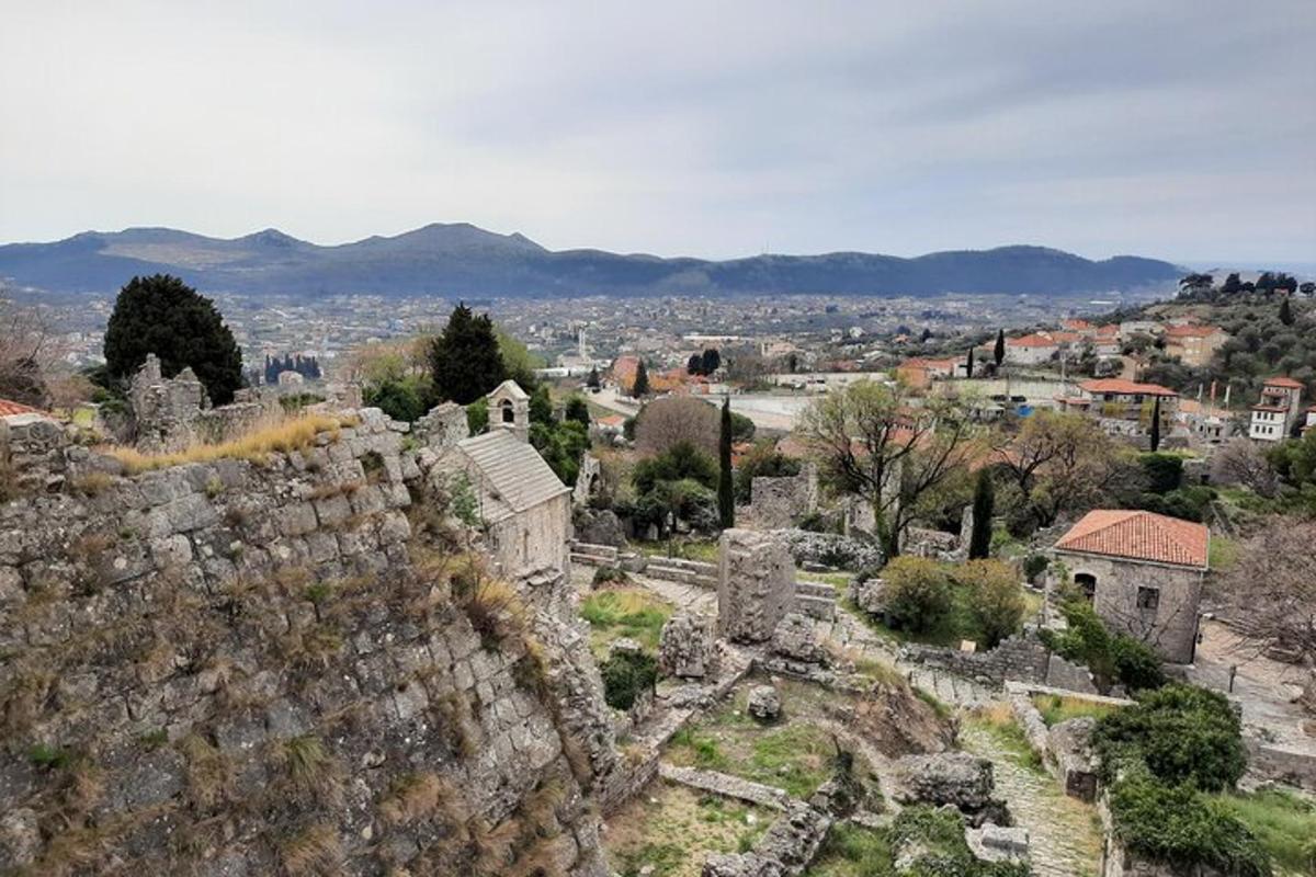 una vista aerea delle rovine di un castello