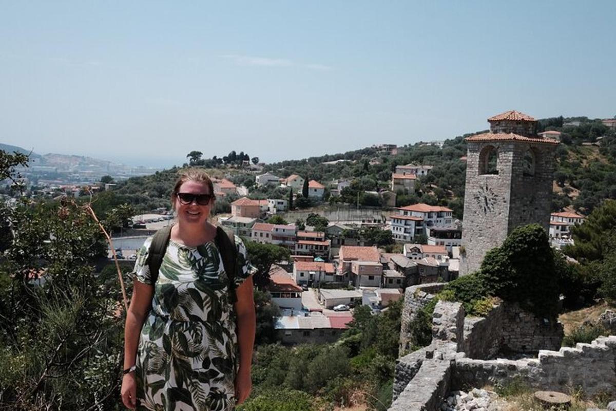 eine Frau, die auf einer Burg steht