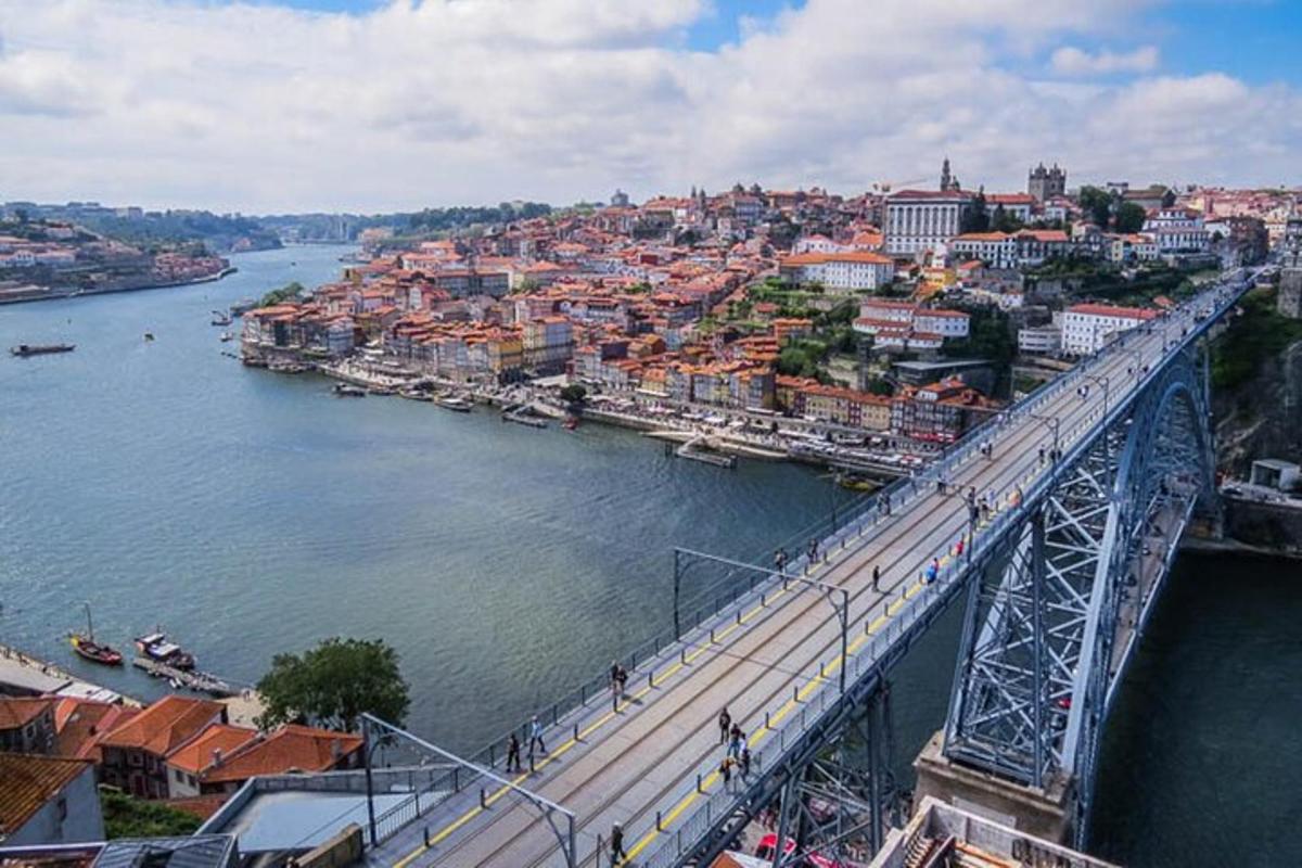 un puente sobre un río al lado de una ciudad