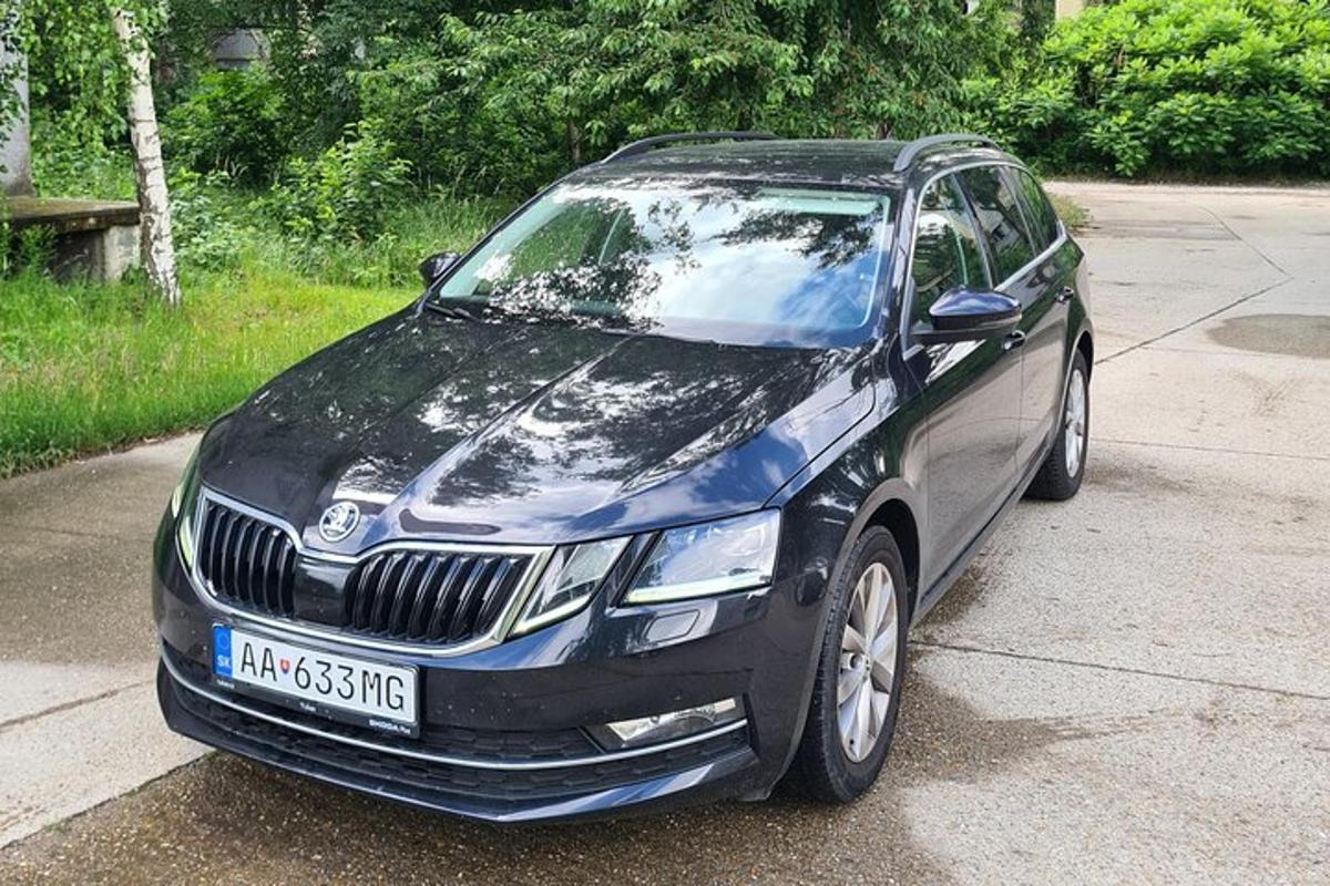 črn avto parkiran na parkirišču