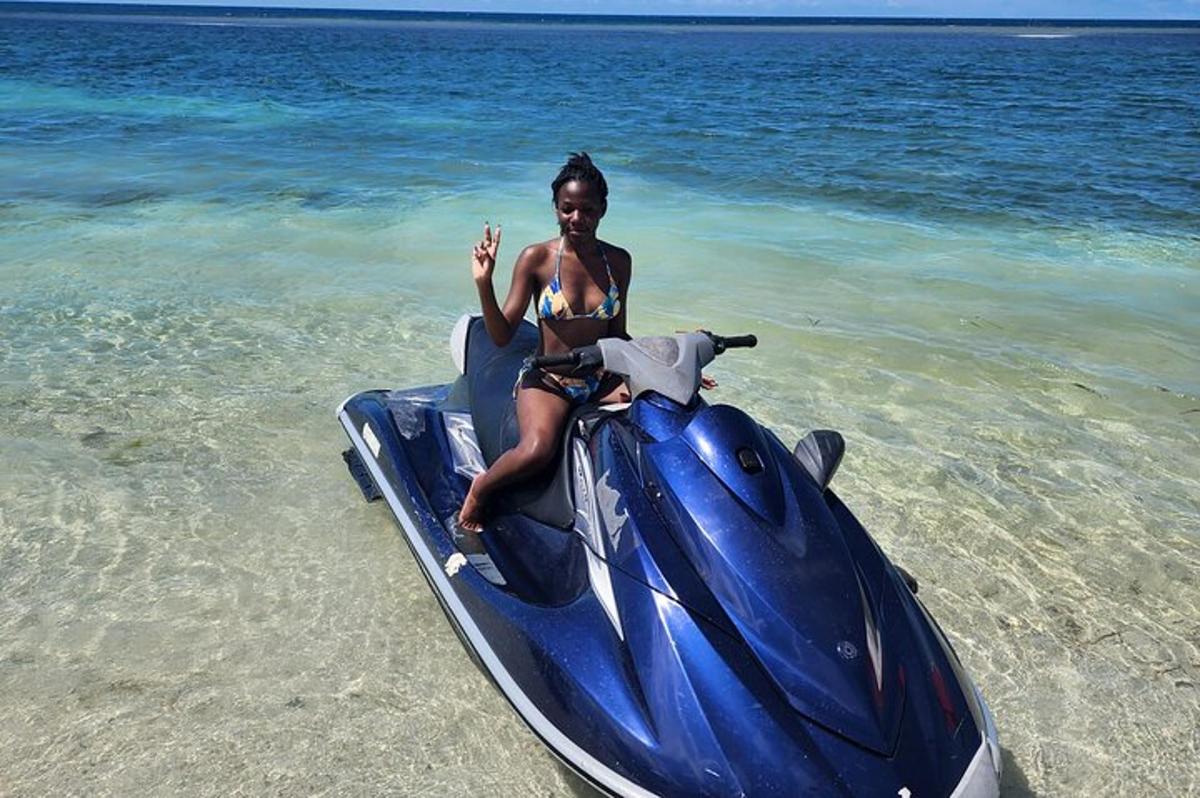 una donna seduta su una moto d'acqua in acqua