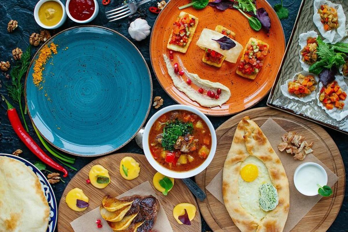 uma mesa coberta com pratos de comida e tigelas de sopa