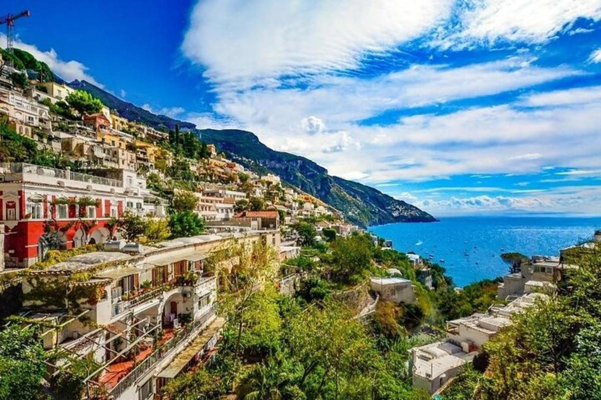 uma vista de uma cidade em uma colina próxima à água