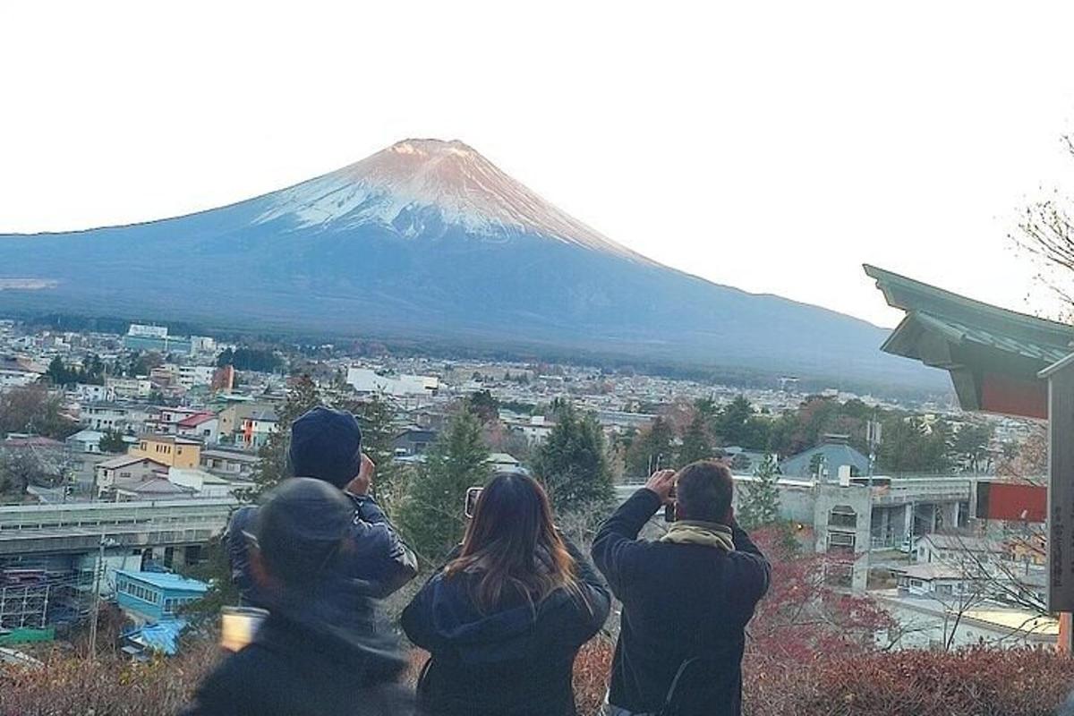 un gruppo di persone che scatta foto di una montagna