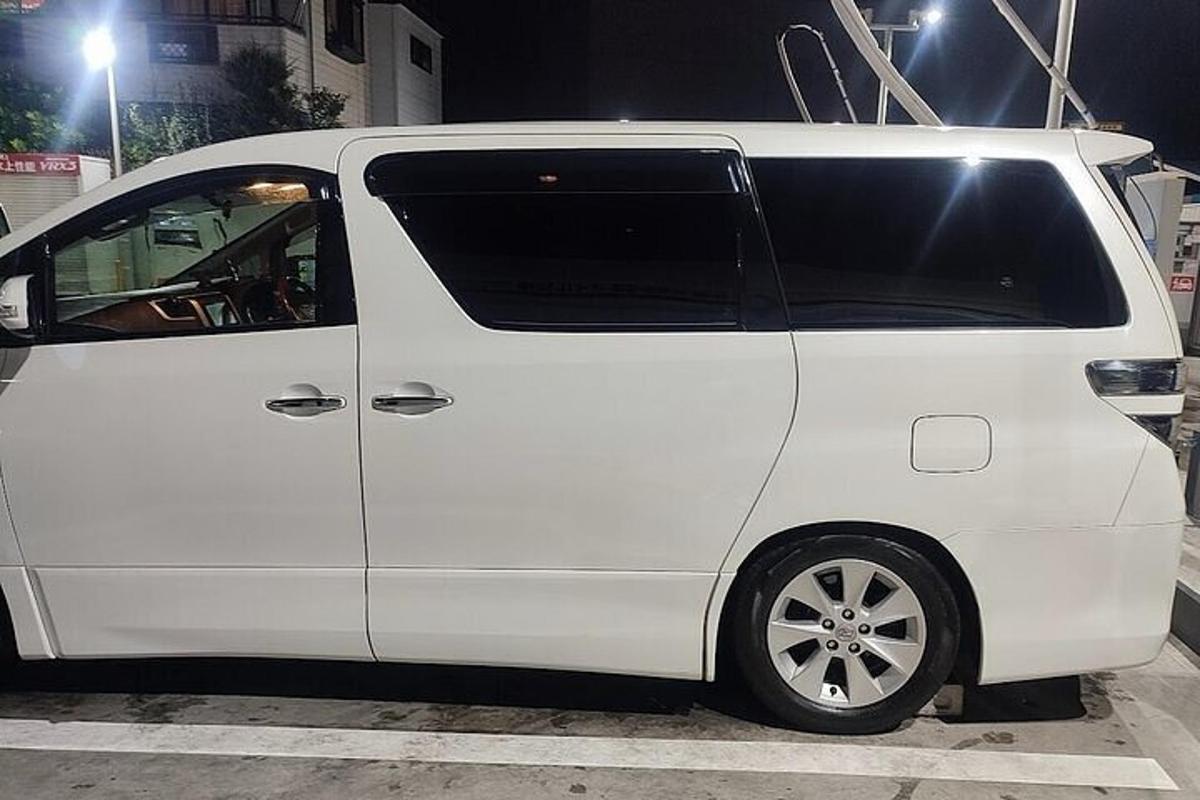 un furgone bianco parcheggiato in un parcheggio di notte