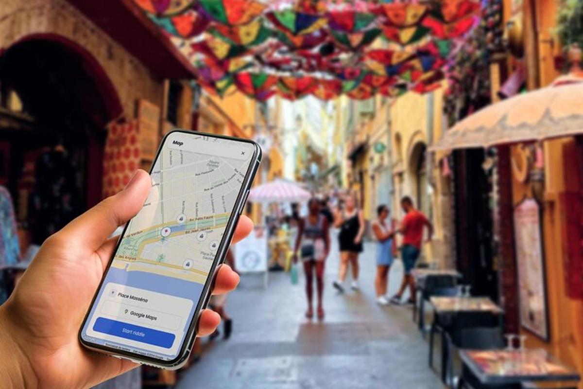 seseorang memegang telefon bimbit di jalan