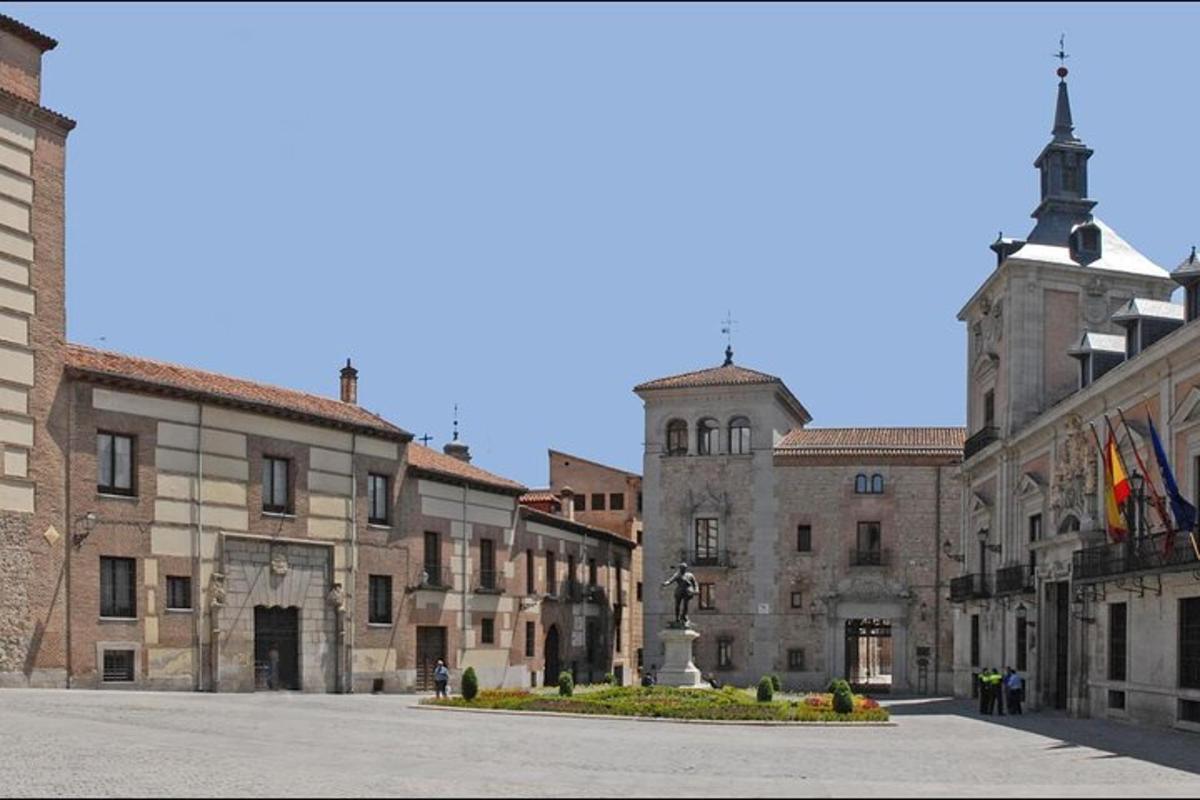 una strada in una città con edifici e una torre